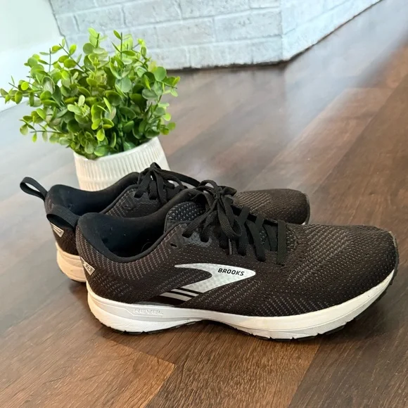 Brooks Sneakers - Picture 2 of 9